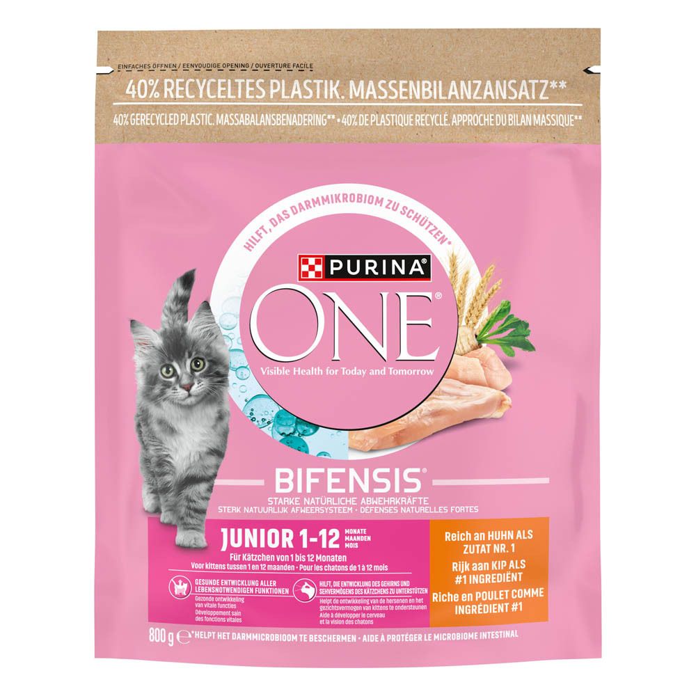 Avant d'un emballage rose pour nourriture pour chat Purina ONE Junior avec image de chaton et viande de poulet.