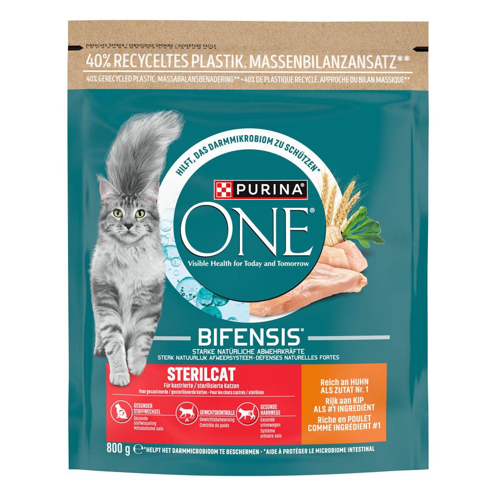 Sachet de 800g de nourriture pour chat Purina One Sterilcat au poulet, avec un chat et un morceau de poulet.
