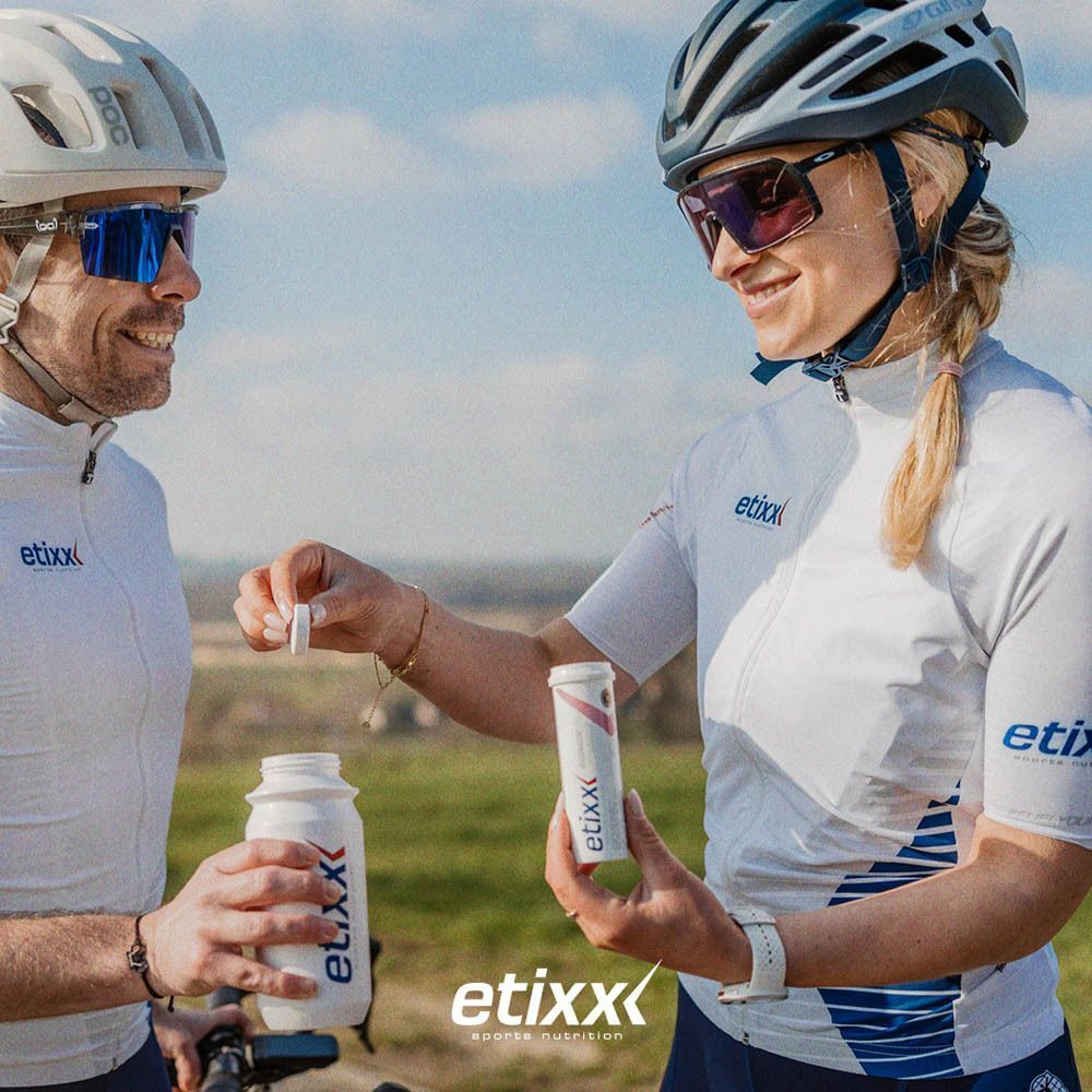 Tube de comprimés effervescents Etixx Isotonic Zitrone avec infos nutritionnelles et sceaux.