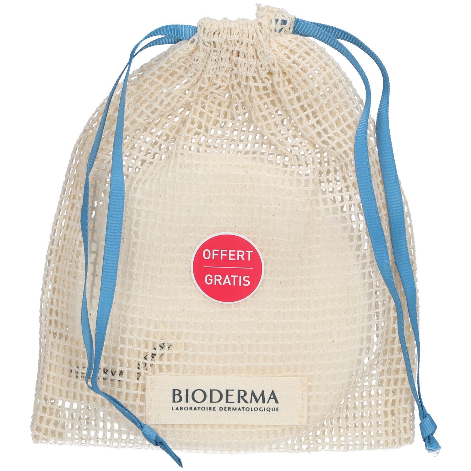 Sac en filet contenant des cotons démaquillants réutilisables. Cordon de serrage bleu. Autocollant rouge "OFFERT GRATIS". Marque Bioderma.