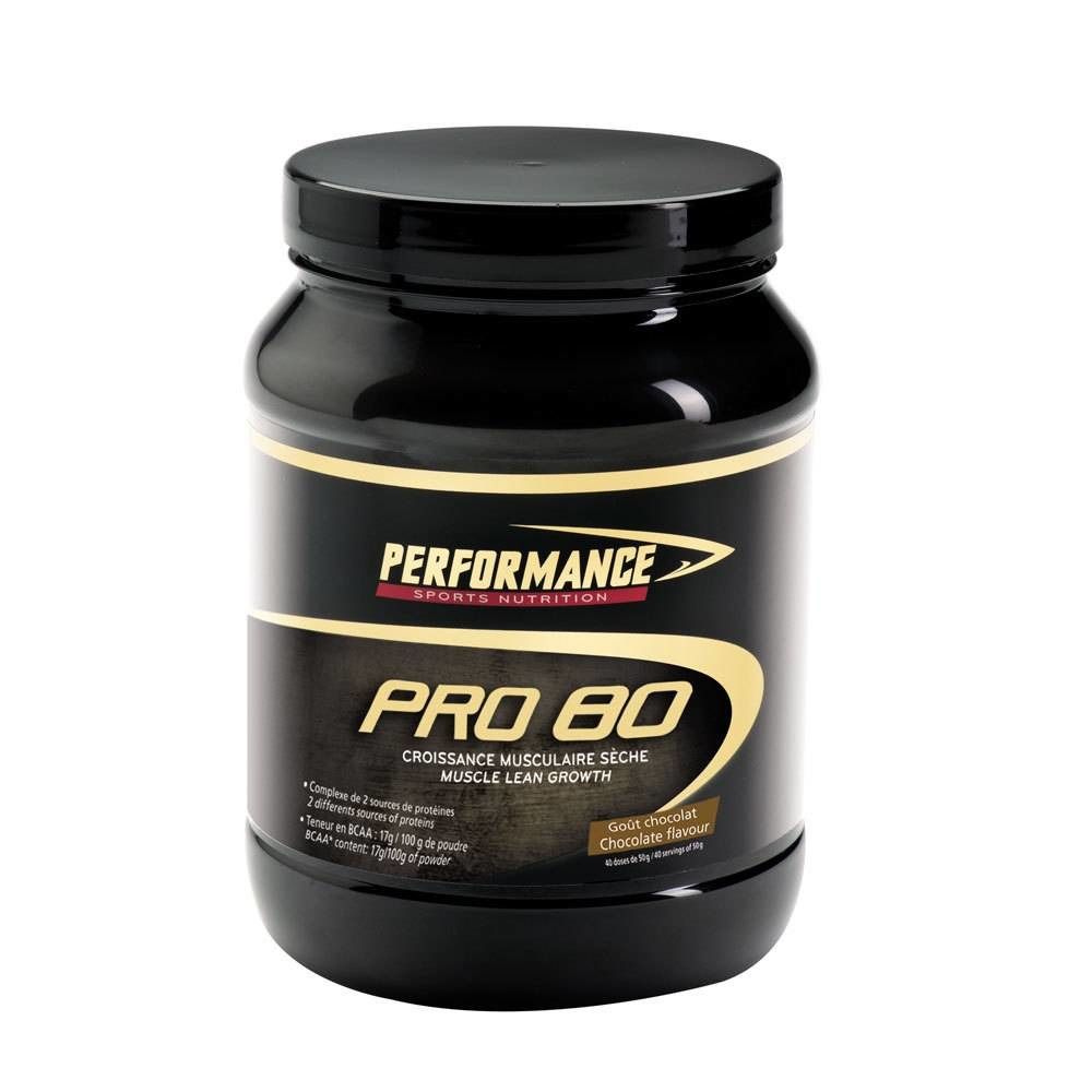 Pot noir avec étiquette "PERFORMANCE SPORTS NUTRITION PRO 80". Texte doré, "Chocolat Flavor".