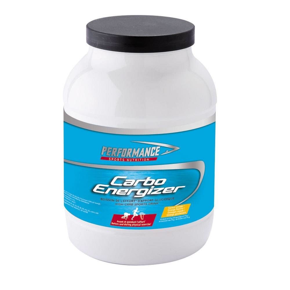 Récipient blanc avec couvercle noir. Étiquette bleue avec "PERFORMANCE Carbo Energizer".