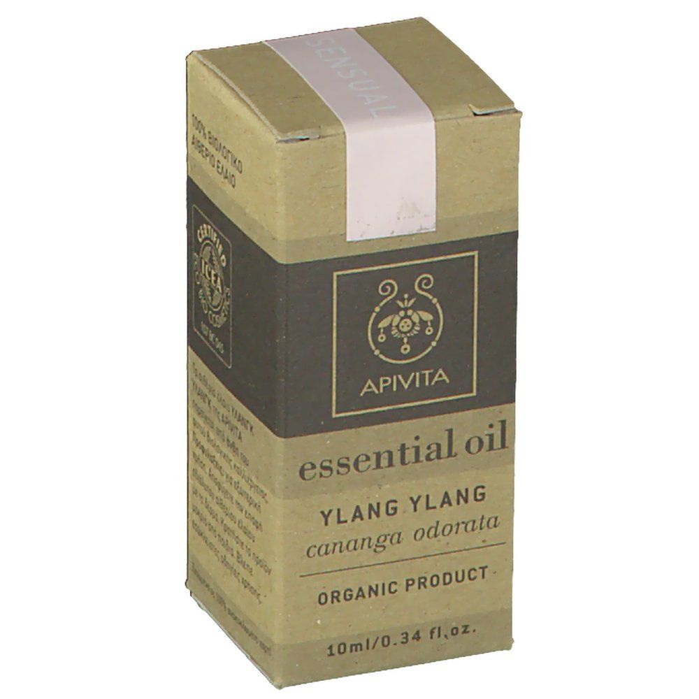 Boîte en carton avec informations produit. Inscription: APIVITA, essential oil, Ylang Ylang, cananga odorata, ORGANIC PRODUCT, 10ml/0.34 fl.oz.
