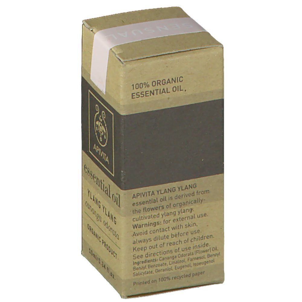 Boîte en carton avec informations produit. Inscription: 100% ORGANIC ESSENTIAL OIL. APIVITA YLANG YLANG, essential oil is derived from the flowers of organically cultivated ylang ylang.