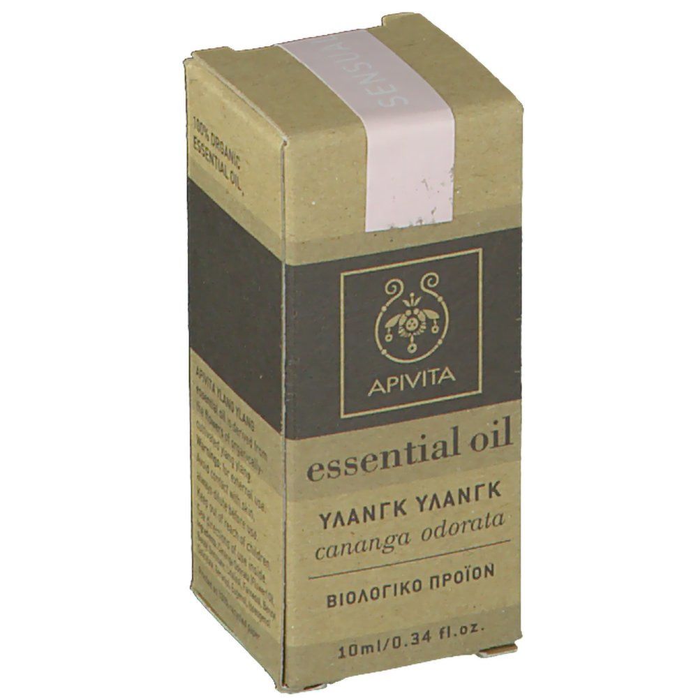 Boîte en carton avec informations produit. Inscription: APIVITA, essential oil, Ylang Ylang, cananga odorata, BIOLOGIKO ΠΡΟΪΟΝ, 10ml/0.34 fl.oz.