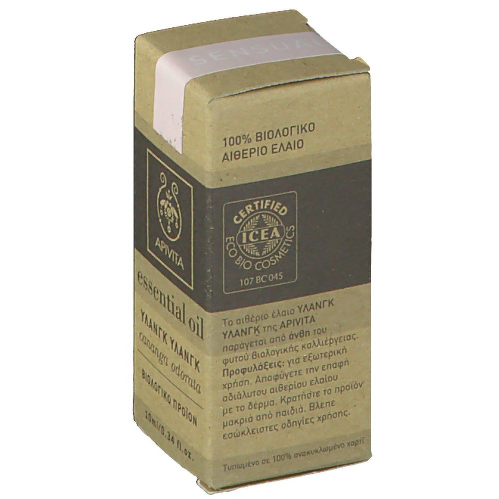 Boîte en carton avec informations produit. Inscription: APIVITA, essential oil, Ylang Ylang, cananga odorata, BIOLOGIKO ΠΡΟΪΟΝ, IICEA ECO BIO COSMETICS.