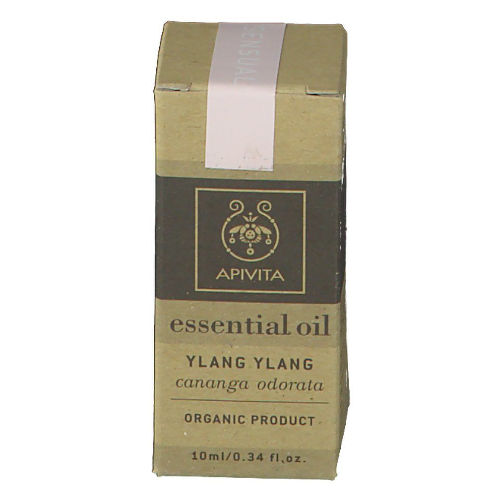 Boîte en carton avec informations produit. Inscription: APIVITA, essential oil, Ylang Ylang, cananga odorata, ORGANIC PRODUCT, 10ml/0.34 fl.oz.