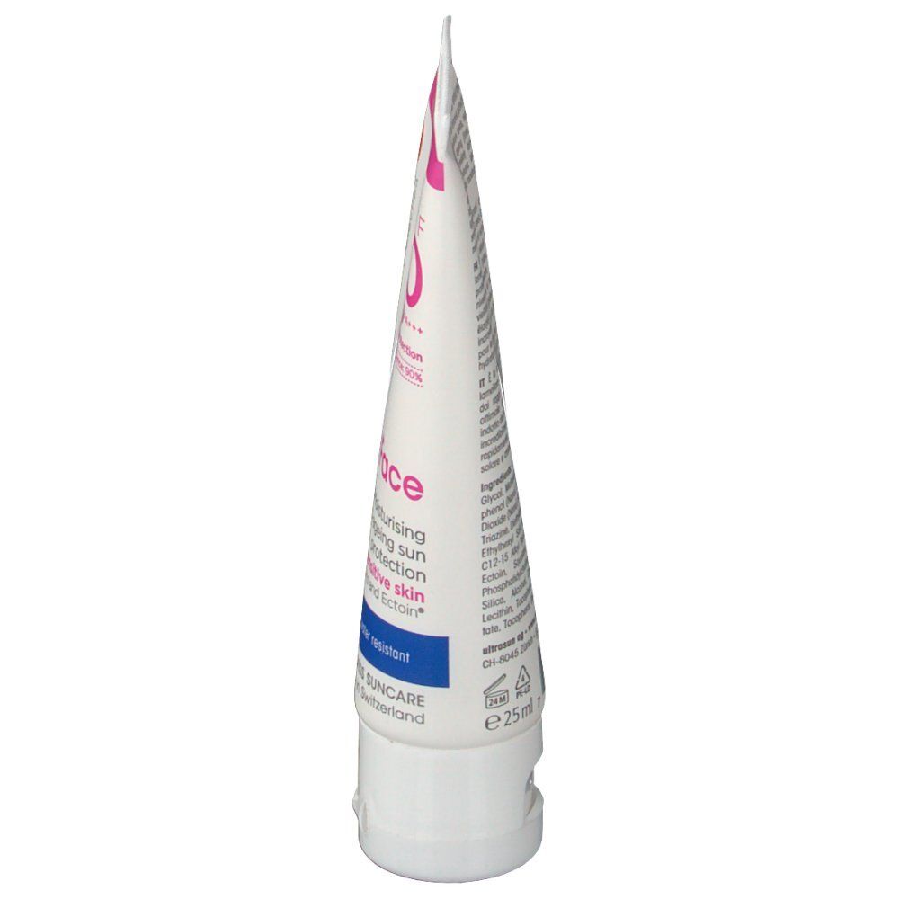Tube Ultrasun Facecream SPF30 Mini, vue latérale. Blanc, avec texte. Base avec fermeture blanche. Marque Ultrasun.