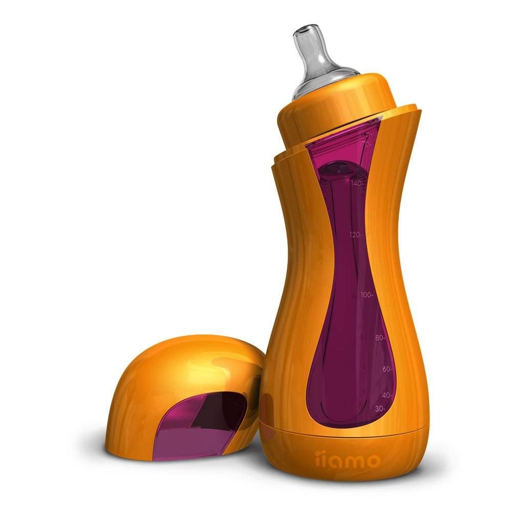 Biberon orange avec accents violets et accessoires. Tétine en place. Le couvercle est à côté. Le logo est visible.