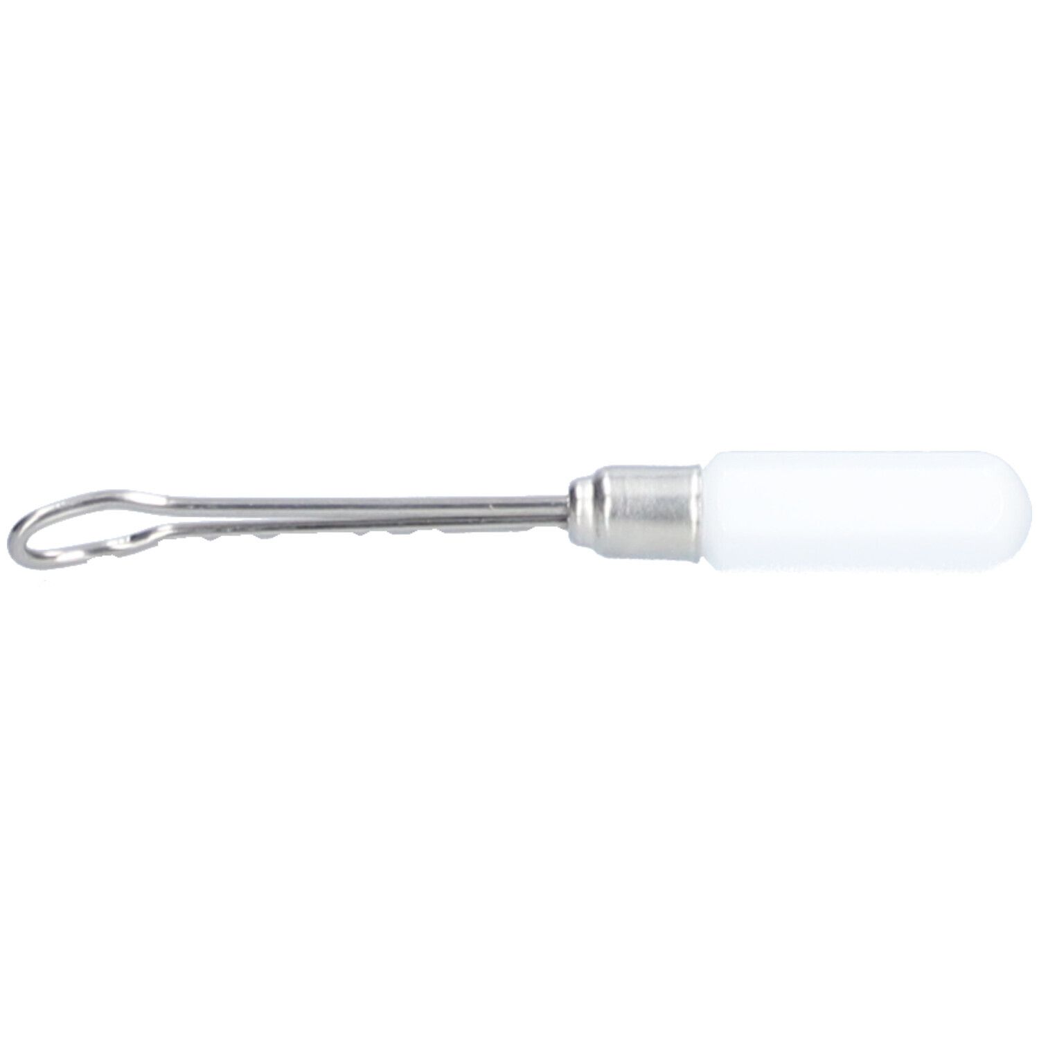 Nettoyeur d'oreille avec tige métallique et manche blanc. Une boucle est située à l'extrémité de la tige. La poignée est cylindrique.