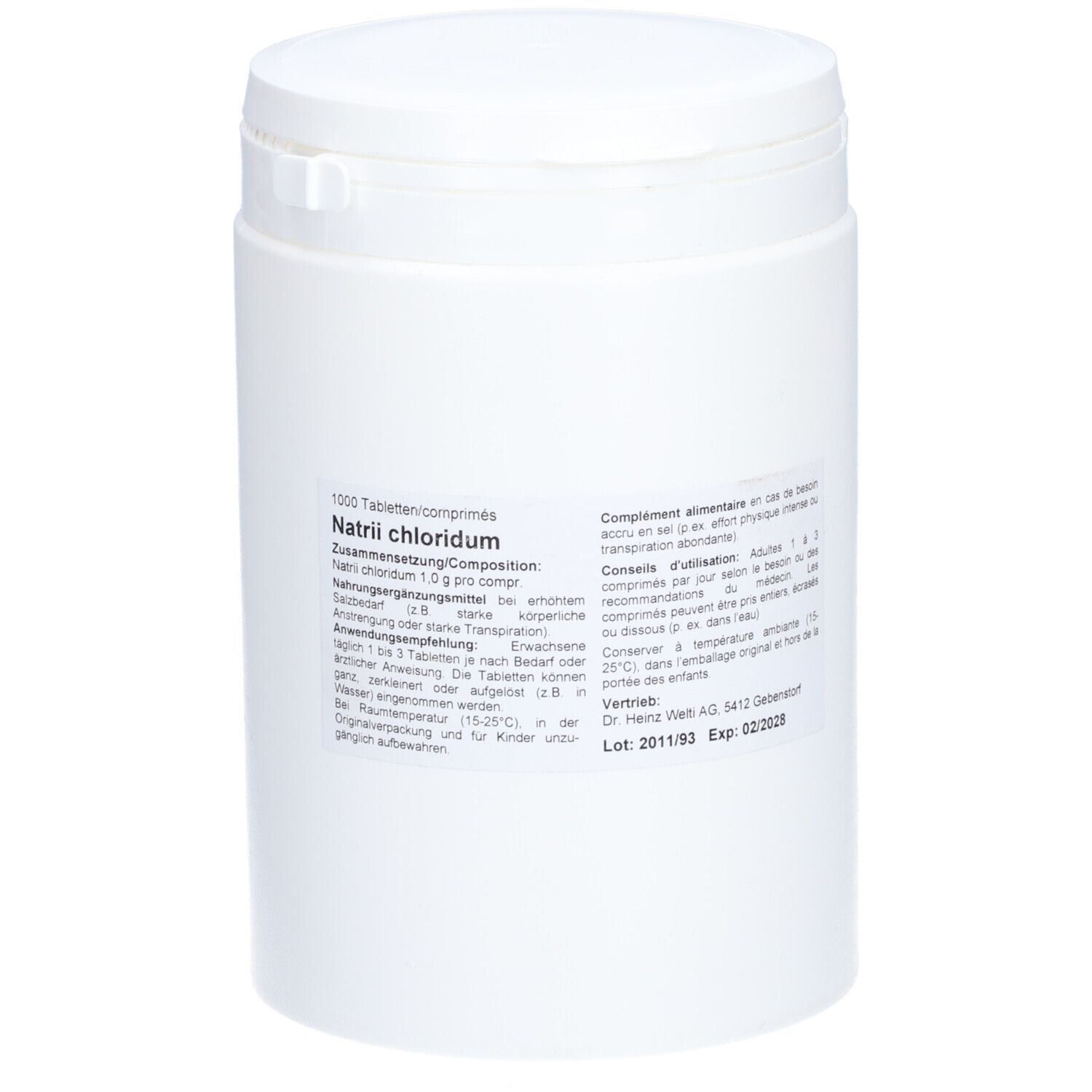 Récipient cylindrique blanc avec couvercle. Étiquette avec nom du produit et informations. Inscription : Natrii chloridum.