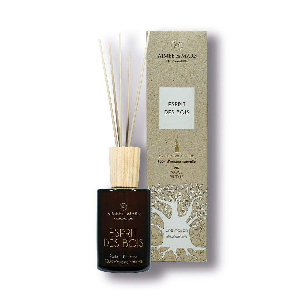 Flacon en verre brun avec bouchon en bois et bâtonnets. Boîte avec nom du produit et logo. Texte: Esprit des Bois.