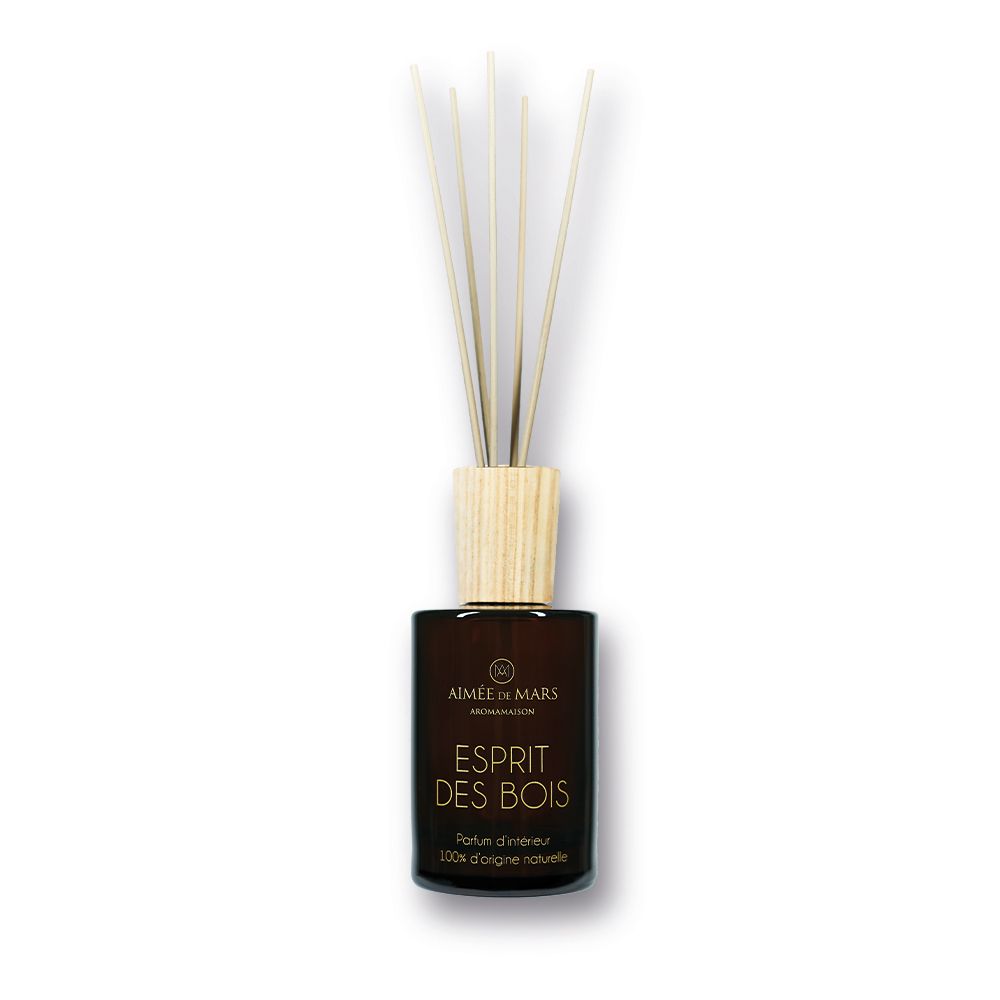 Flacon en verre brun avec bouchon en bois et bâtonnets. Nom du produit: Esprit des Bois. Logo et texte.