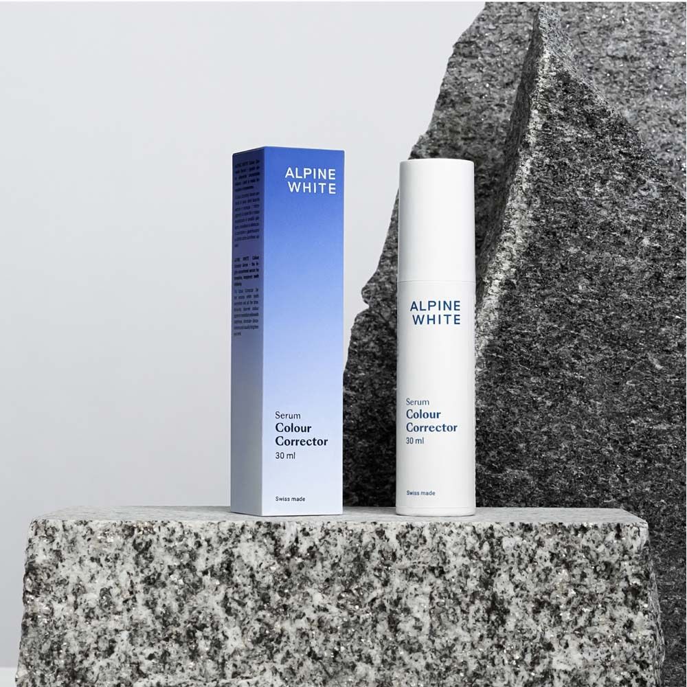 Sérum et emballage. Sérum blanc, emballage bleu avec informations et logo du produit.