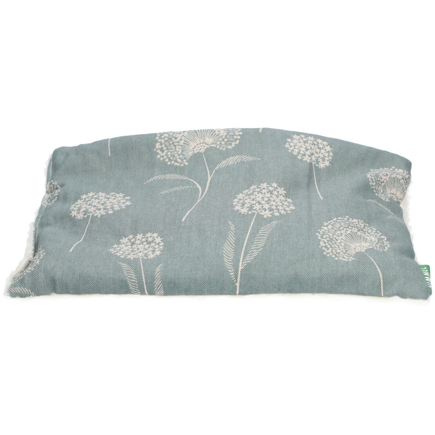 Coussin chauffant aux noyaux de cerises, motif floral. Textile bleu clair, fleurs blanches. Petite étiquette verte.