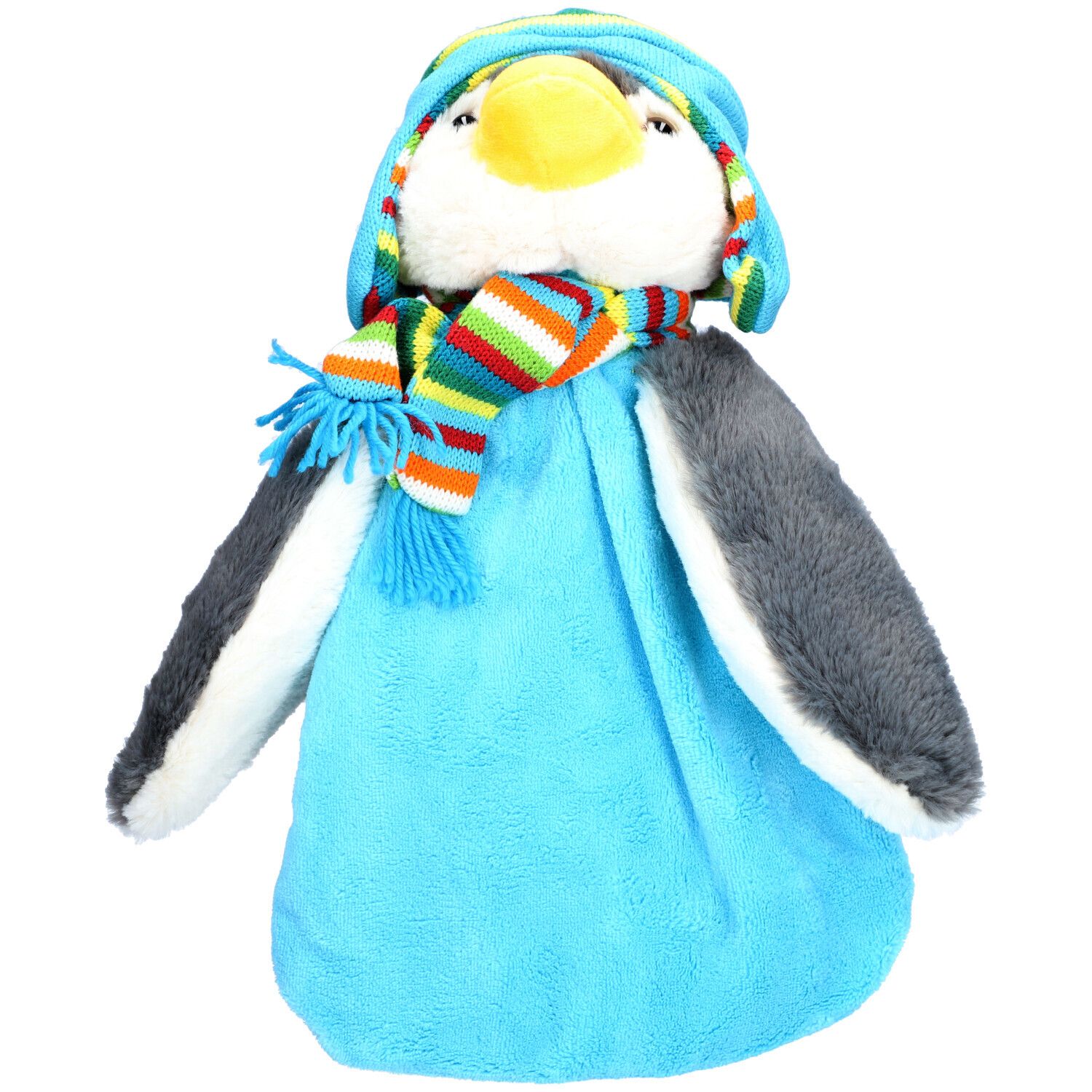 Pingouin en peluche bleu avec bonnet et écharpe. Ailes grises, bec jaune. Rayures colorées sur l'écharpe. Jouet.