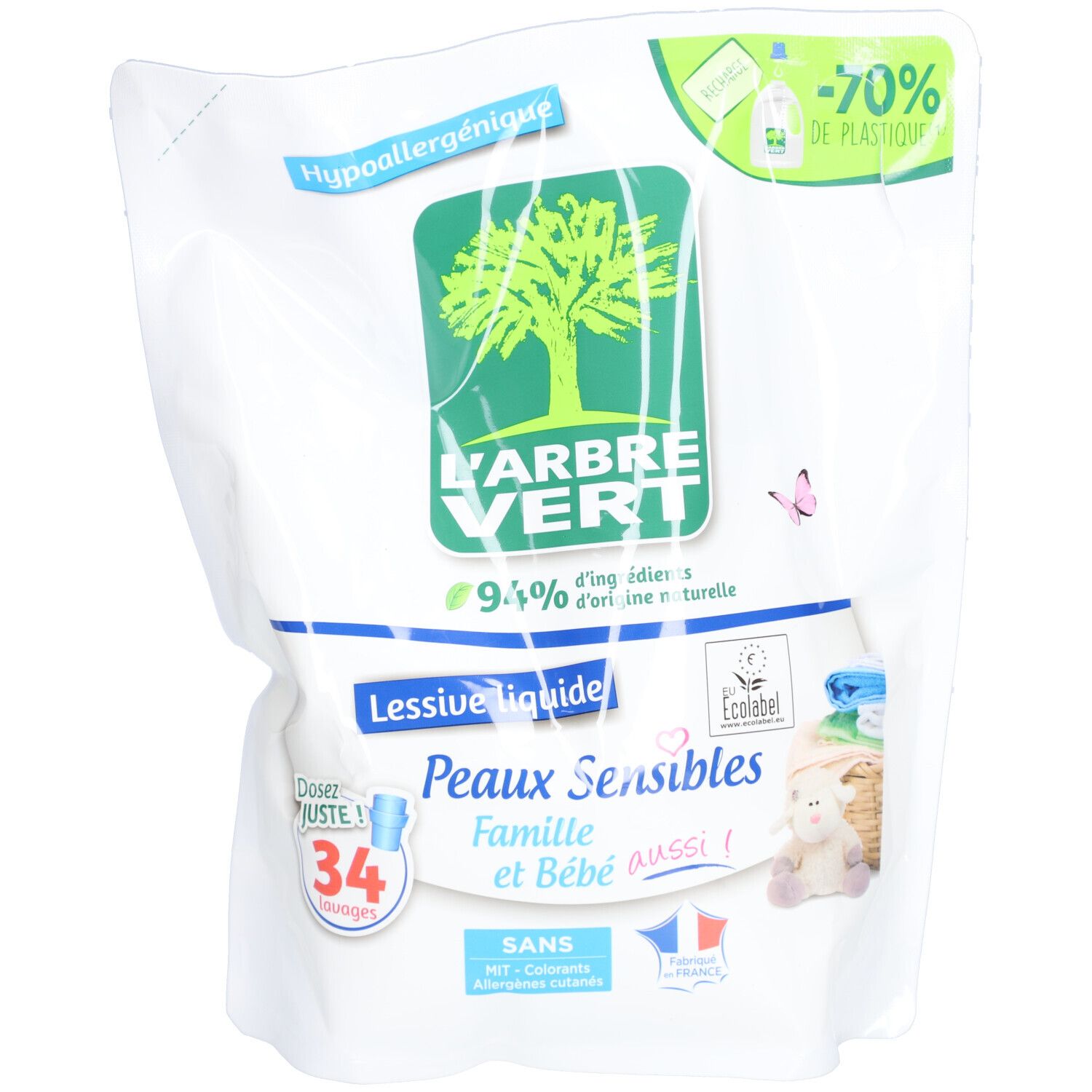 Recharge de lessive liquide. Logo L'ARBRE VERT, arbre vert. Texte: Peaux Sensibles, Famille & Bébé. Label écologique.