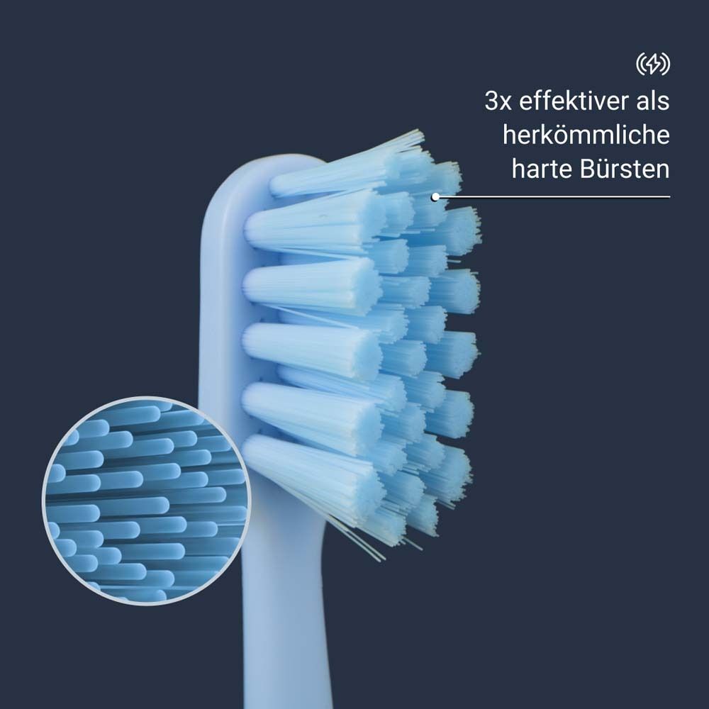 Gros plan d'une tête de brosse bleue avec des soies bleues. Vue agrandie des soies.