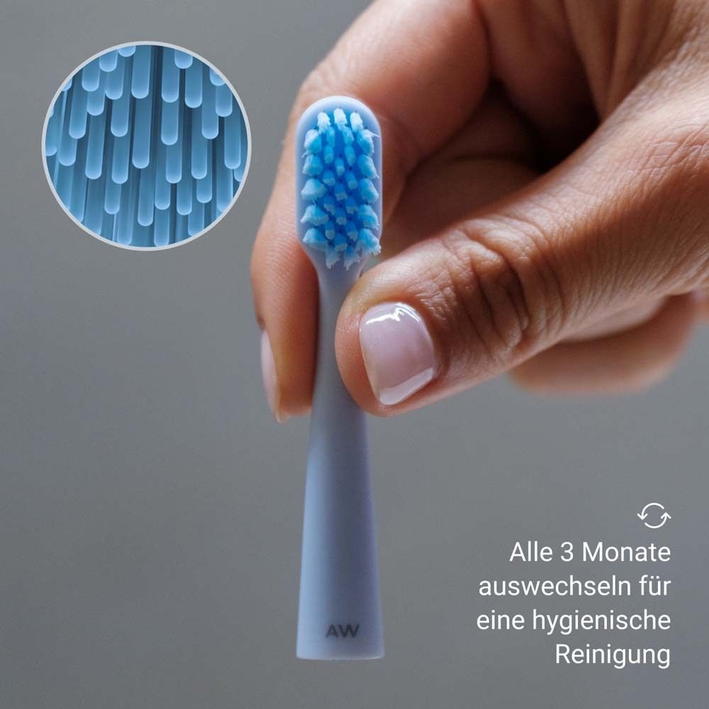 Gros plan d'une tête de brosse bleue avec des soies bleues. Vue agrandie des soies.