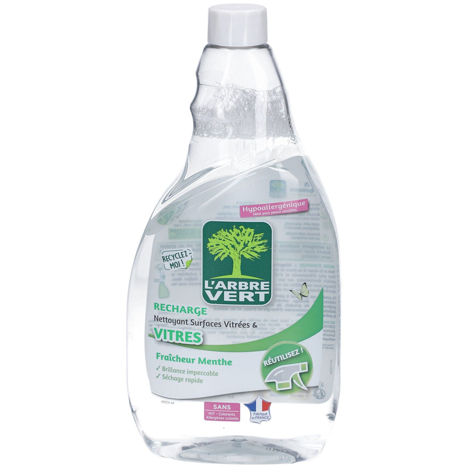 Flacon transparent avec bouchon blanc. Étiquette avec logo et texte: L'ARBRE VERT, RECHARGE, Vitres. Logo arbre vert.