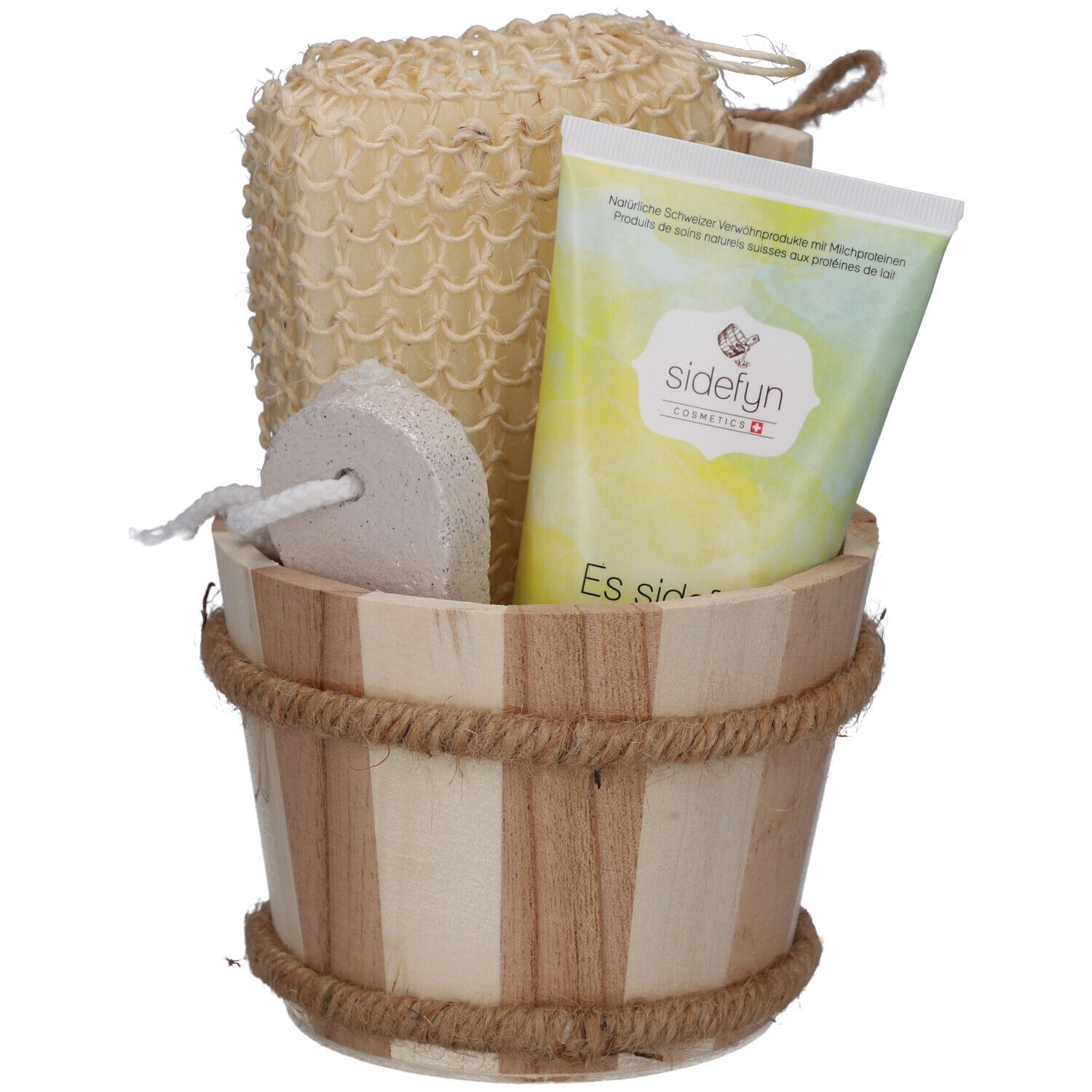 Seau en bois avec accessoires de bain : éponge, pierre ponce, gel douche. Nom du produit : sidefyn. Cosmétiques suisses.