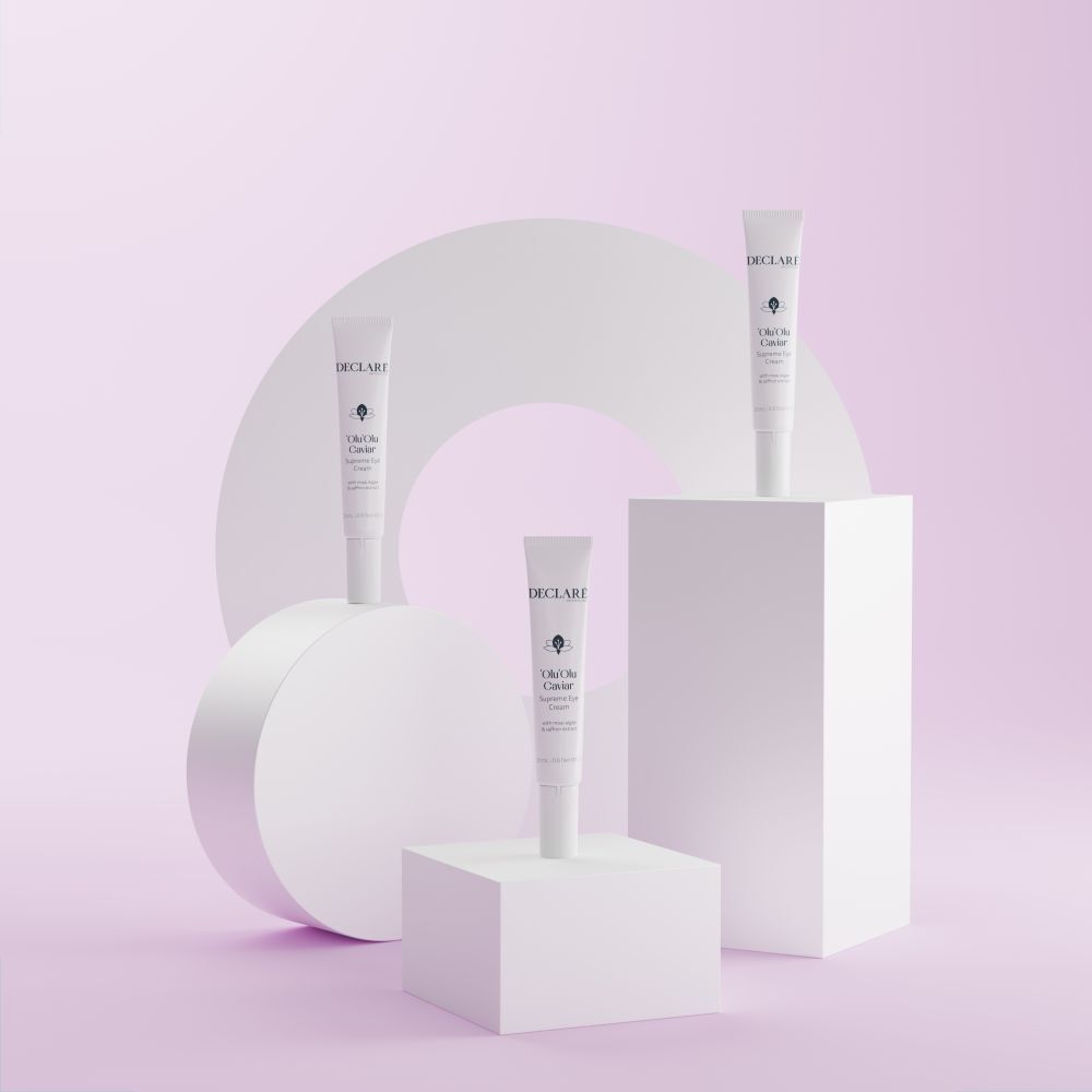 Trois tubes 'Olu'Olu Caviar Supreme Eye Cream sur socles. Fond avec formes. Logo DECLARÉ visible.