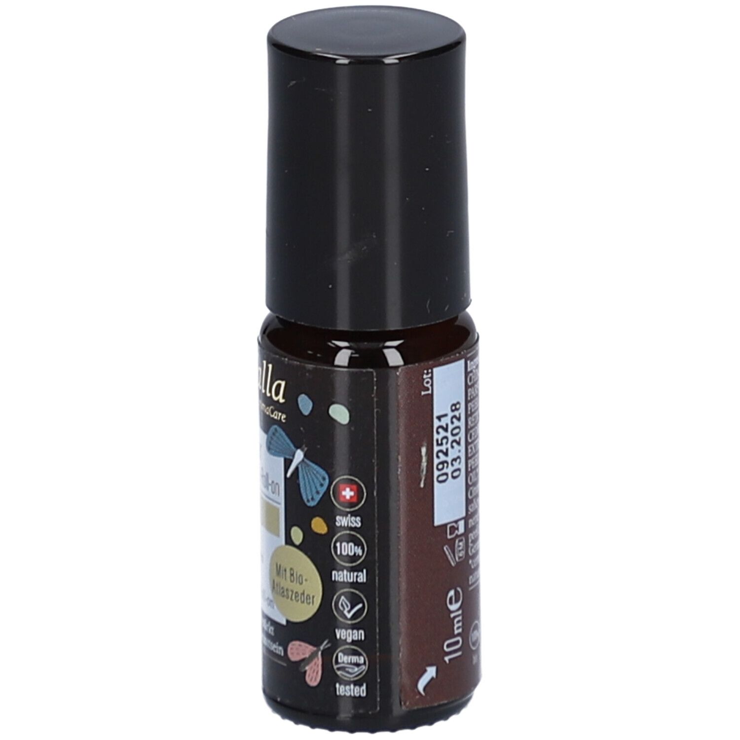 Flacon en verre brun avec bouchon noir. Inscription : farfalla, Aromakids. Avec cèdre de l'Atlas bio. Logos : Swiss, 100% naturel, vegan, Derma tested.