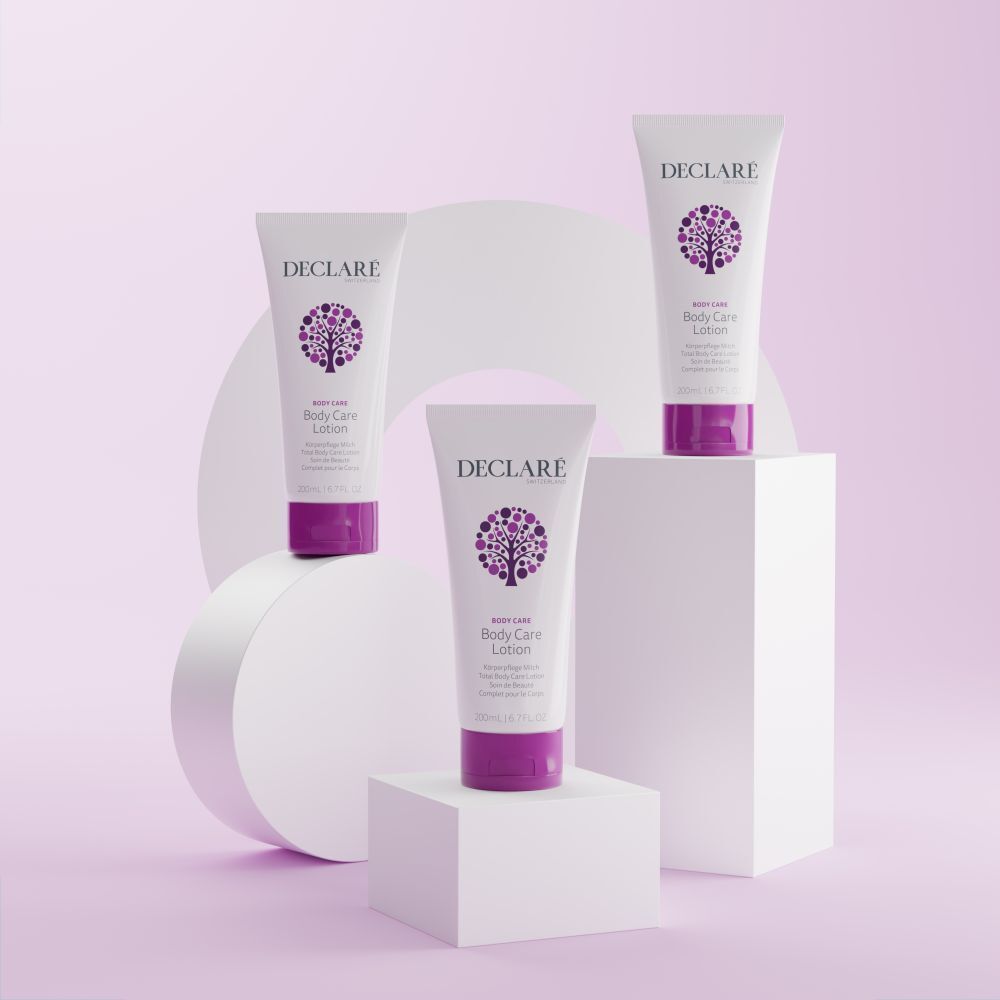 Trois tubes blancs avec bouchons violets. Logo DECLARÉ et nom du produit Body Care Lotion. Sur socles.