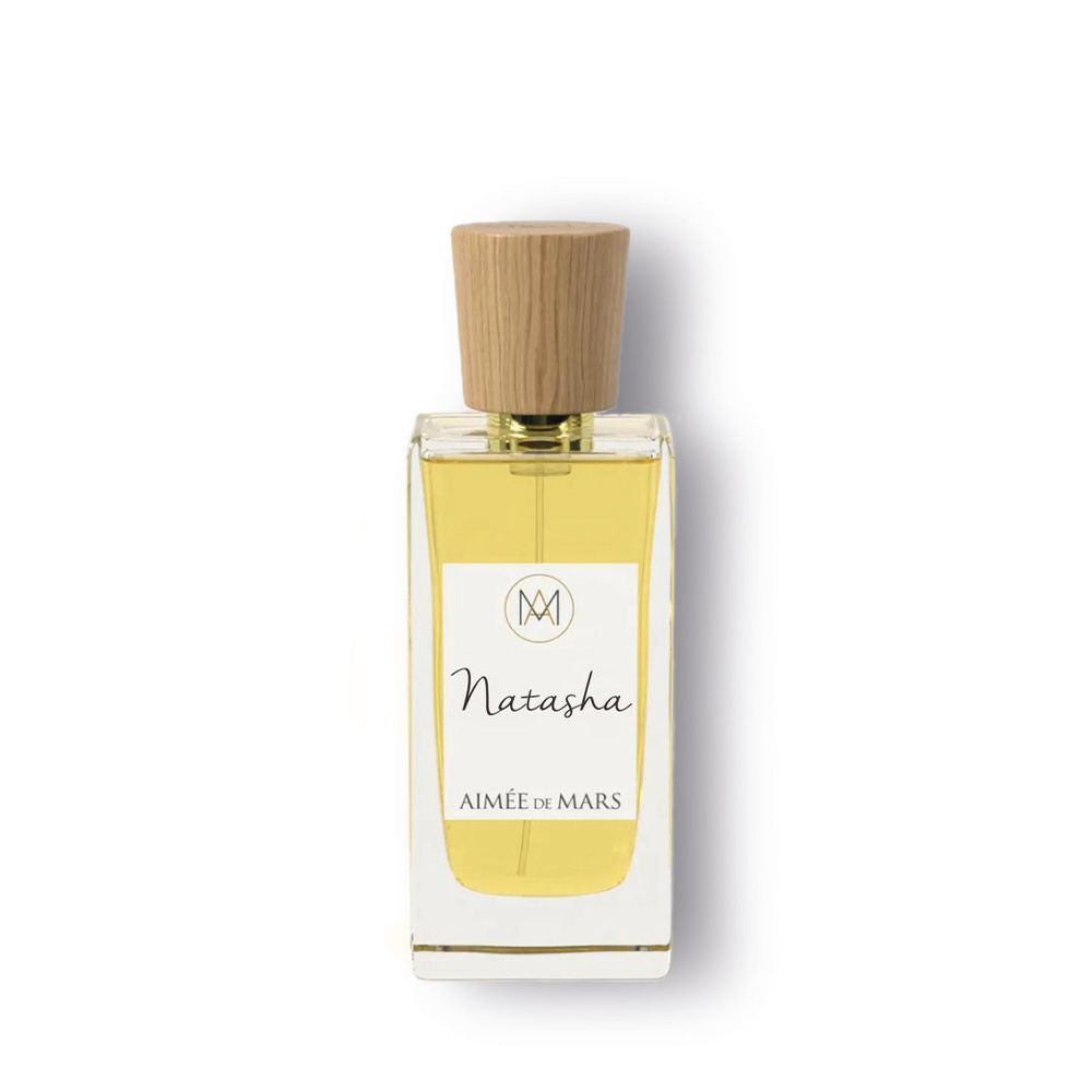 Flacon Aimée de Mars Natasha Eau de Parfum. Forme rectangulaire, bouchon bois. Étiquette blanche avec texte.