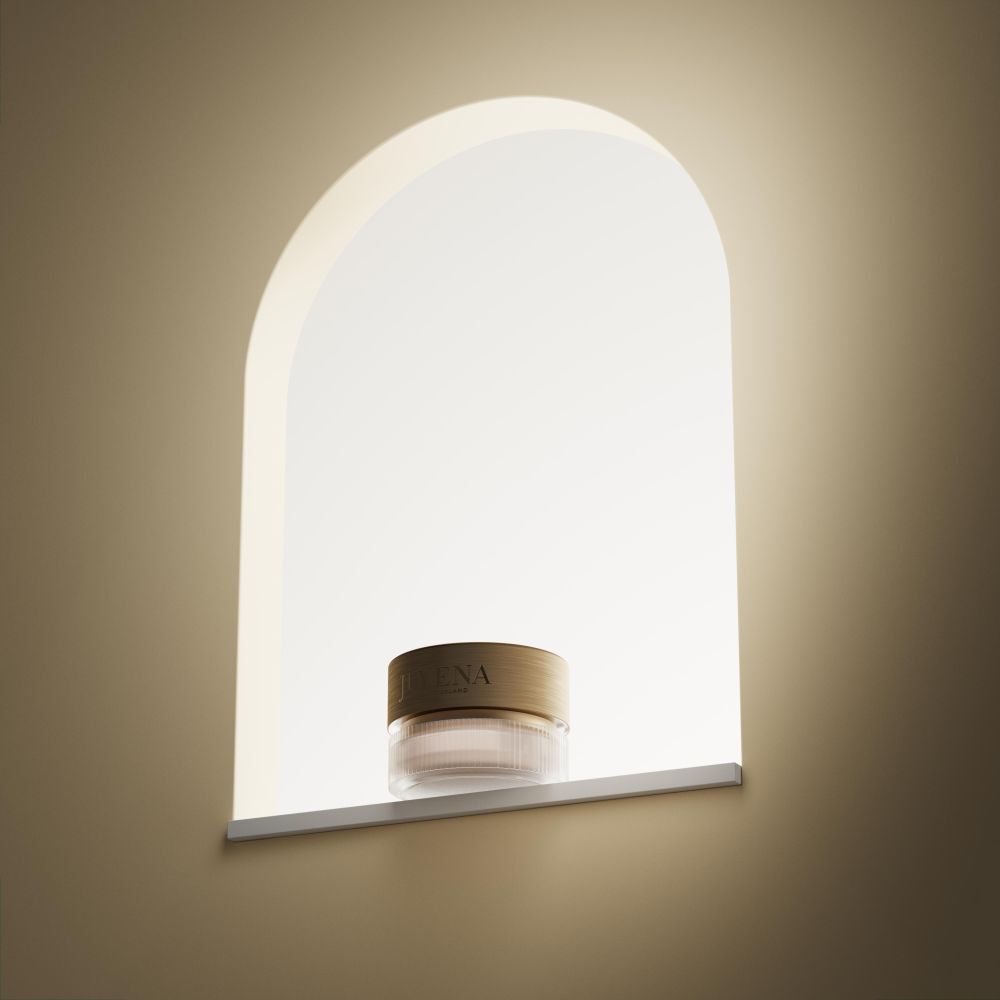 Pot de crème dans une niche. Couvercle doré, inscription : JUVENA. La niche est éclairée.