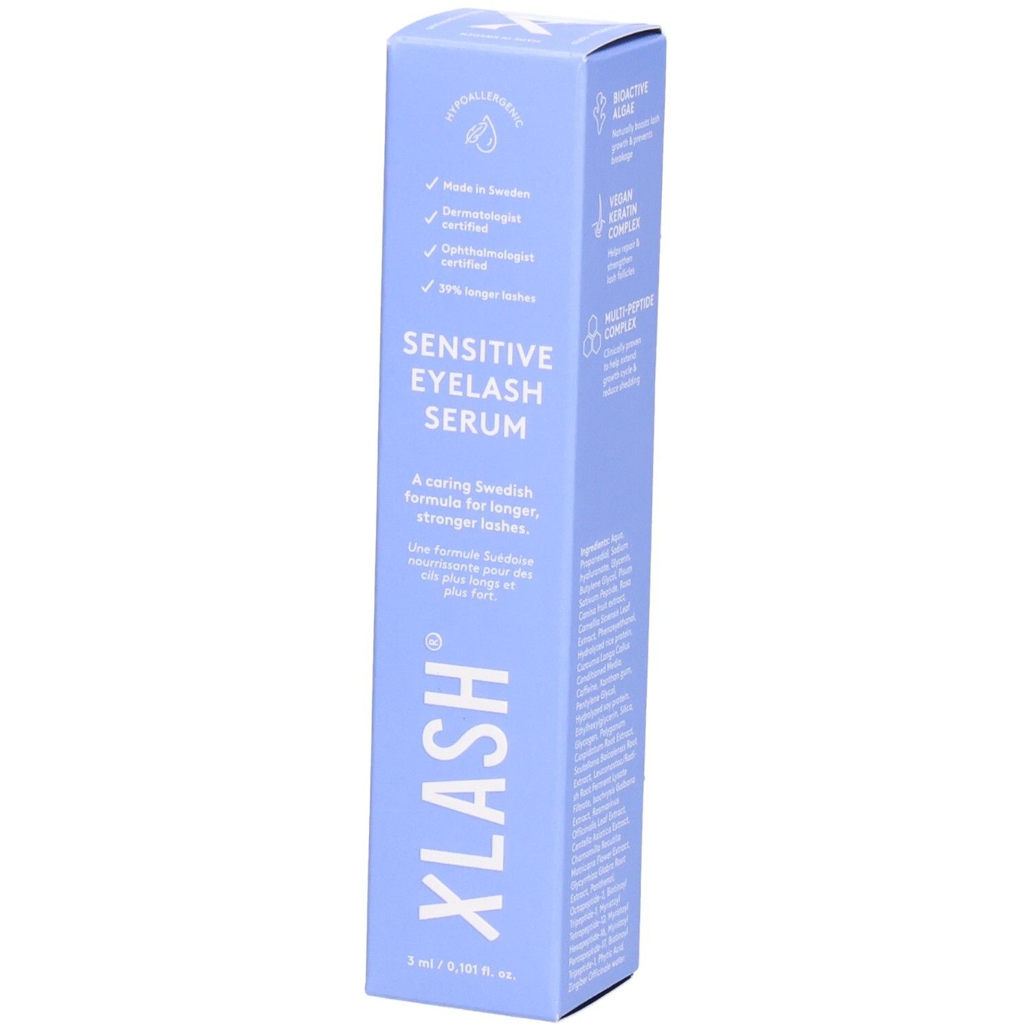 Boîte bleu clair avec le nom du produit: SENSITIVE EYELASH SERUM. Marque: XLASH. Texte: 2 ml / 0.101 fl. oz. Certifications.