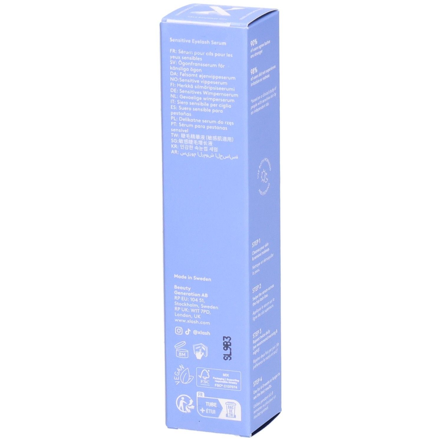 Boîte bleu clair avec texte. Contient des informations sur les ingrédients et le fabricant. Marque: XLASH. Nom du produit: SENSITIVE EYELASH SERUM.
