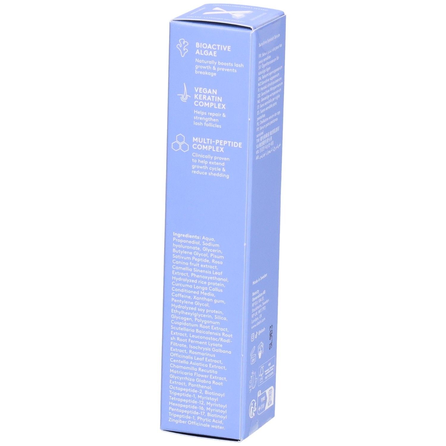 Boîte bleu clair avec texte. Contient des informations sur les ingrédients. Marque: XLASH. Nom du produit: SENSITIVE EYELASH SERUM.