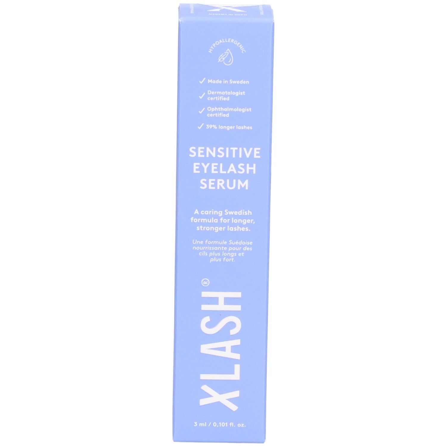 Boîte bleu clair avec le nom du produit: SENSITIVE EYELASH SERUM. Marque: XLASH. Texte: 2 ml / 0.101 fl. oz. Certifications.