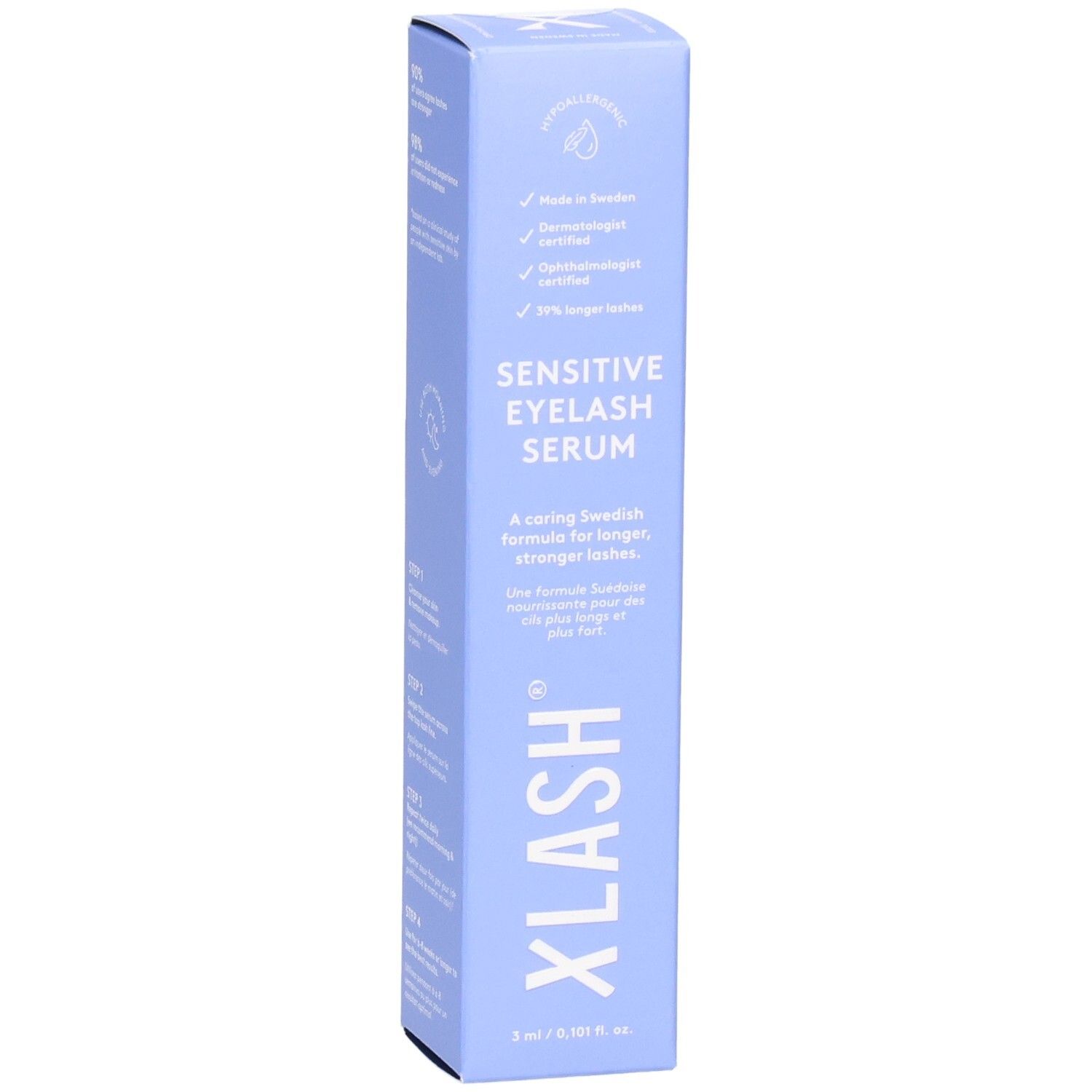 Boîte bleu clair avec le nom du produit: SENSITIVE EYELASH SERUM. Marque: XLASH. Texte: 2 ml / 0.101 fl. oz. Certifications.