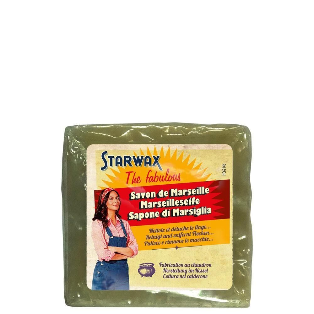 Bloc de savon vert. Étiquette avec nom du produit et femme. Forme carrée.