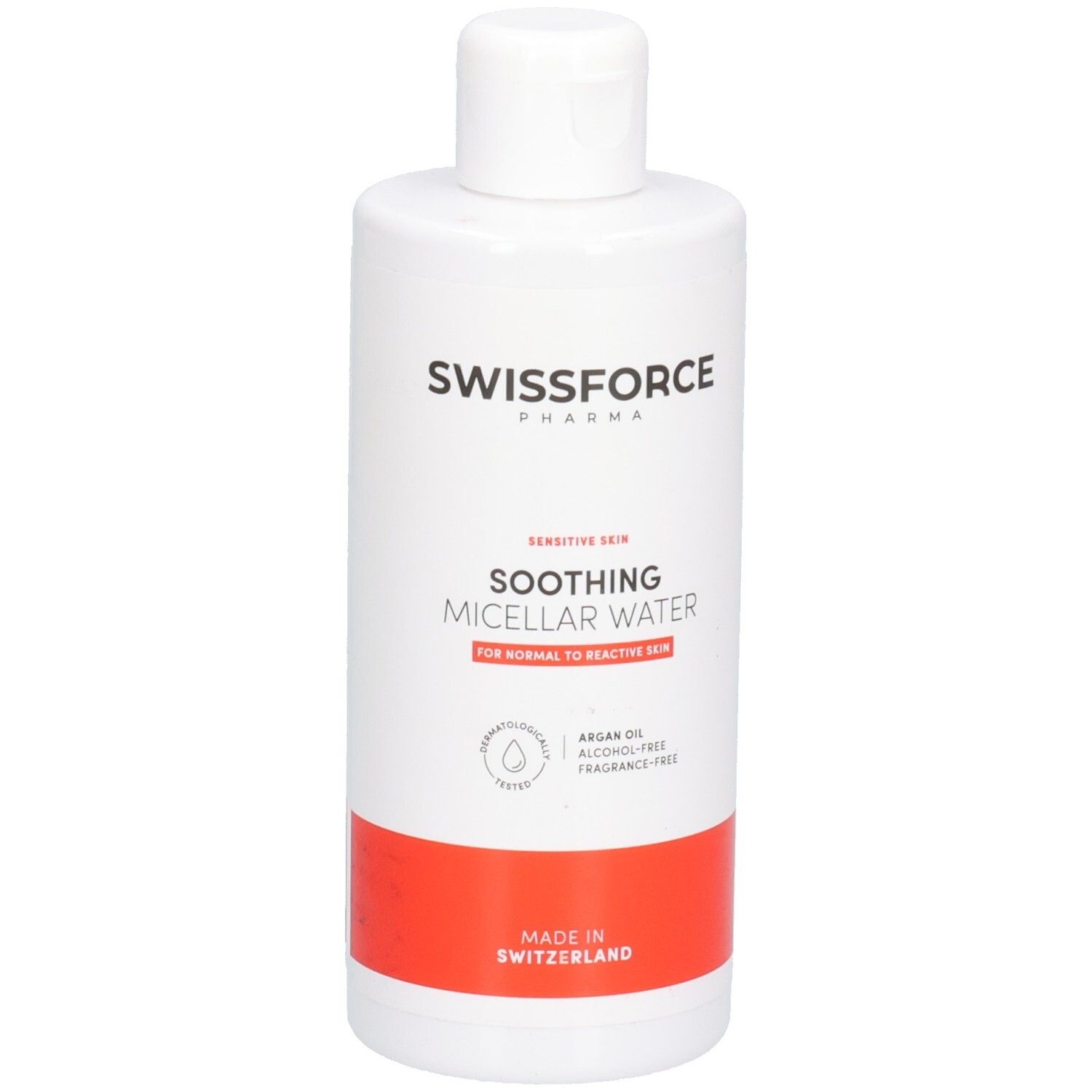 Flacon blanc avec bande rouge. Inscription: SWISSFORCE, SOOTHING MICELLAR WATER. Pour peaux normales à réactives. Fabriqué en Suisse.