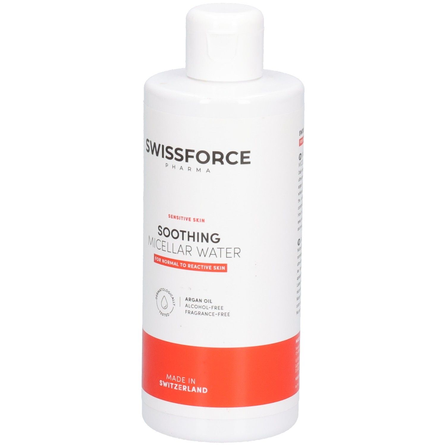 Flacon blanc avec bande rouge. Inscription: SWISSFORCE, SOOTHING MICELLAR WATER. Pour peaux normales à réactives. Fabriqué en Suisse.