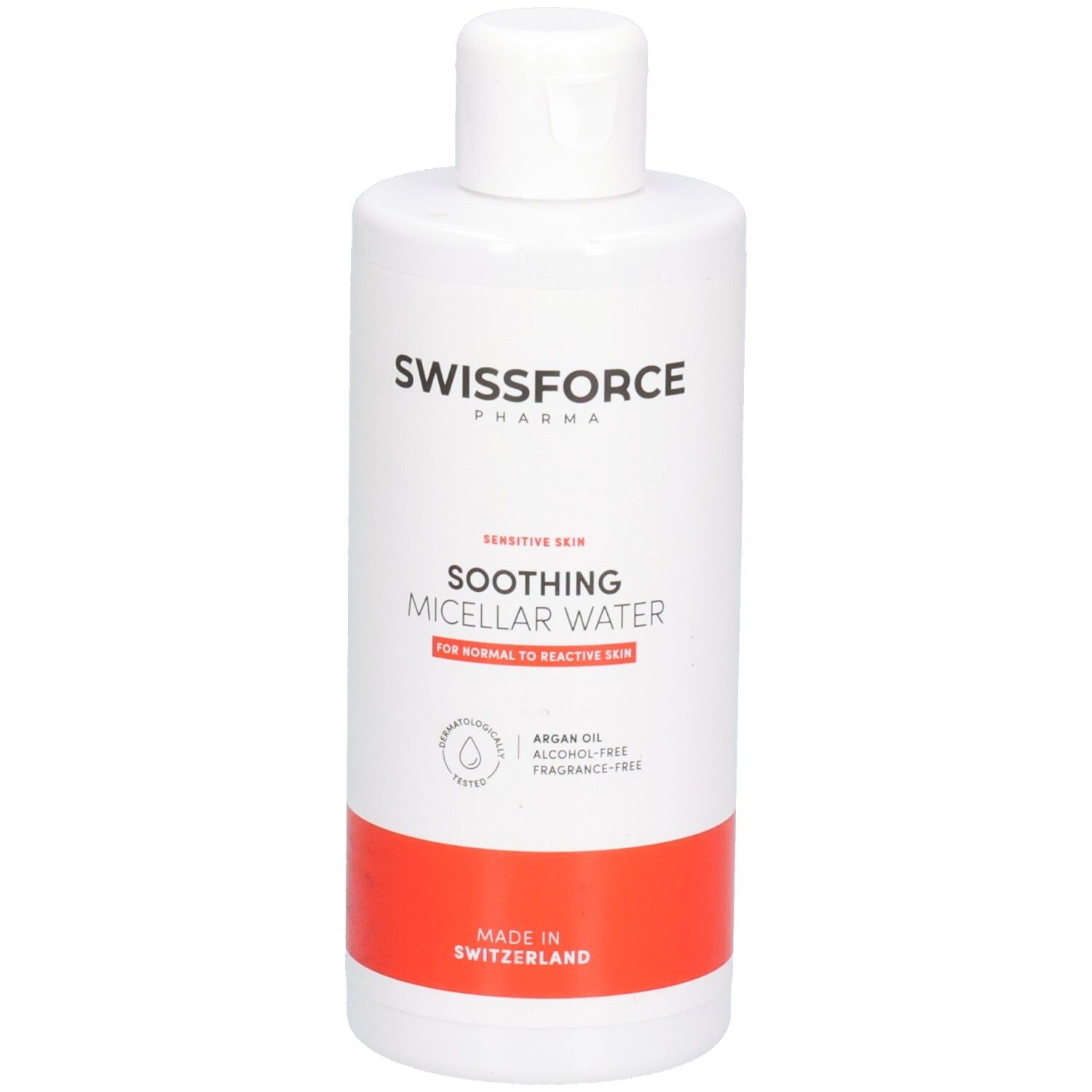 Flacon blanc avec bande rouge. Inscription: SWISSFORCE, SOOTHING MICELLAR WATER. Pour peaux normales à réactives. Fabriqué en Suisse.
