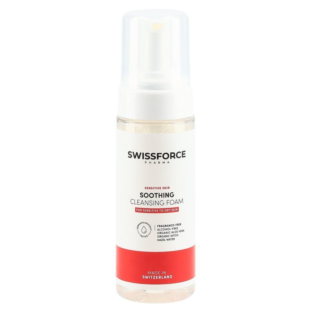 Flacon blanc transparent avec vaporisateur. Inscription: SWISSFORCE, SOOTHING CLEANSING FOAM. Bande rouge en bas. Fabriqué en Suisse.