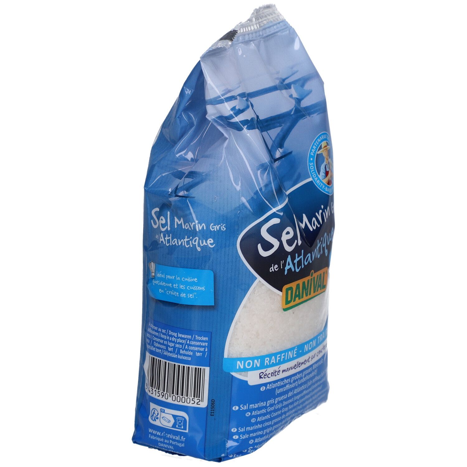 Emballage bleu de sel marin de l'Atlantique. Nom et logo du produit visibles. Code-barres et texte sur le côté.