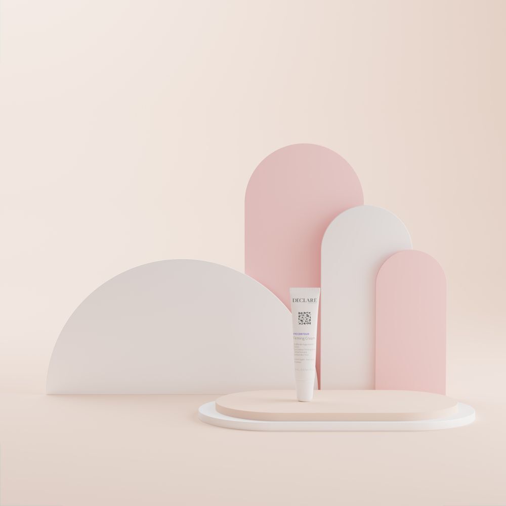 Tube Declare Firming Cream sur socle. Fond avec formes.