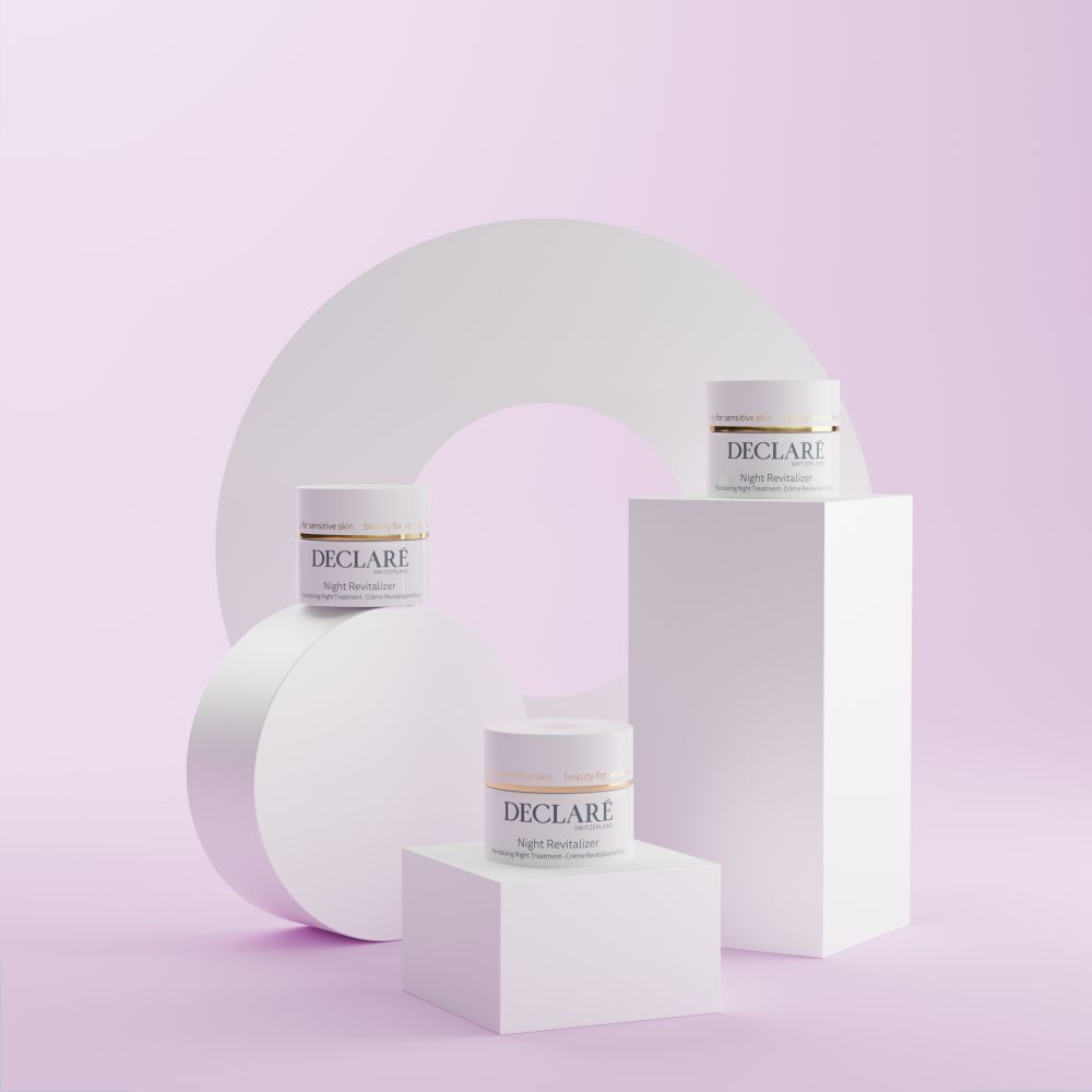 Trois socles blancs avec un pot chacun. Inscription : DECLARÉ, Night Revitalizer. Fond : cercle et rectangle.