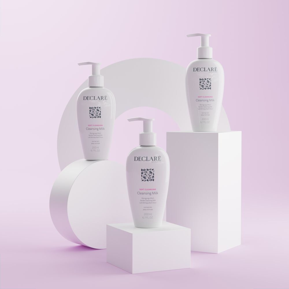 Trois flacons blancs avec pompe. Inscription : DECLARÉ SWITZERLAND, Soft Cleansing, Cleansing Milk. 200ml.