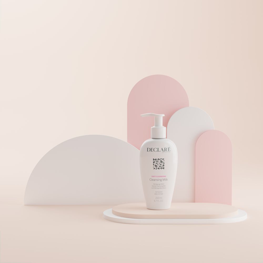 Flacon blanc avec pompe. Inscription : DECLARÉ SWITZERLAND, Soft Cleansing, Cleansing Milk. 200ml.