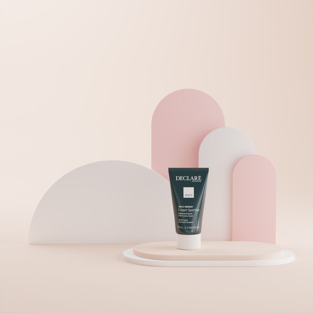 Produit sur socle. Tube bleu avec bouchon blanc. Inscription : DECLARÉ, Crème Sportive.