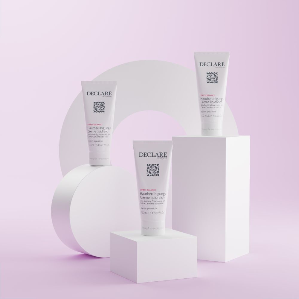 Plusieurs tubes sur socles. Logo DECLARÉ et nom du produit visibles. Fond géométrique.
