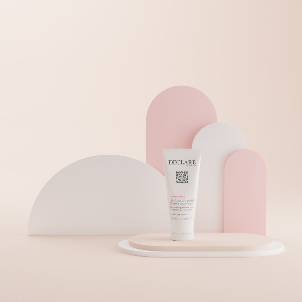 Tube sur socle. Logo DECLARÉ et nom du produit visibles. Fond pastel et formes.