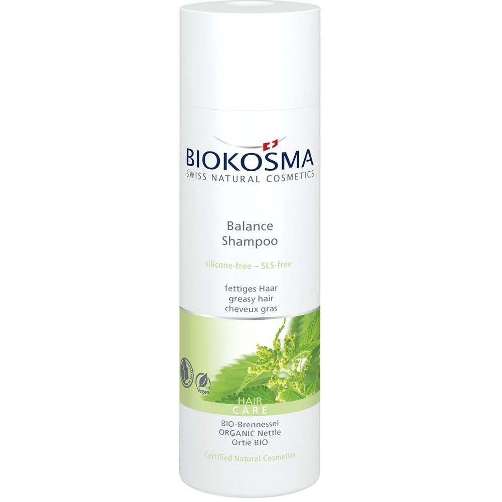 Shampoo blanc avec étiquette verte. Inscription: BIOKOSMA, Balance Shampoo, cheveux gras, ortie. Certifié.