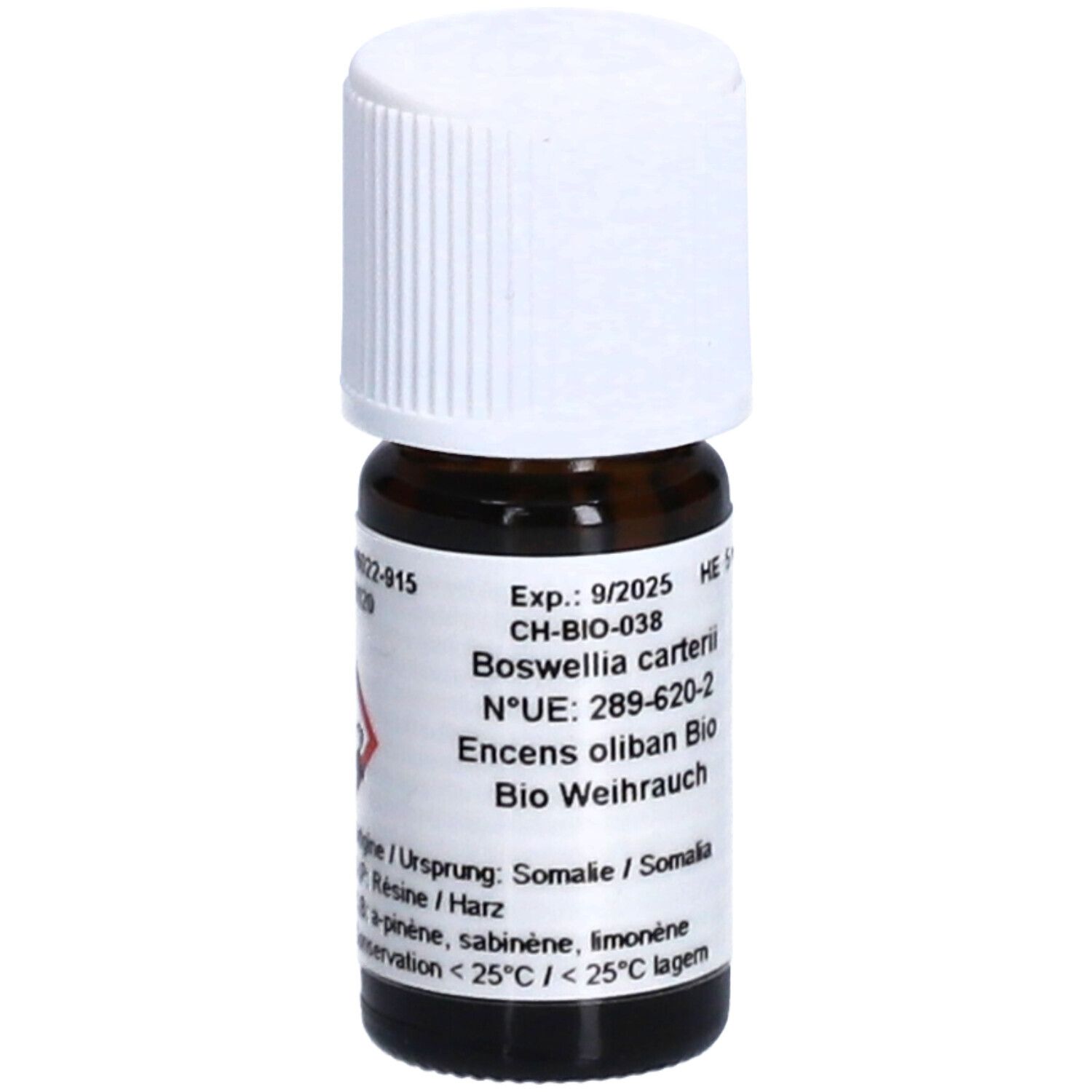 Flacon en verre brun avec bouchon blanc. Étiquette avec symboles de danger et texte: Exp. 9/2025, CH-BIO-038, Boswellia carterii, Encens oliban Bio.